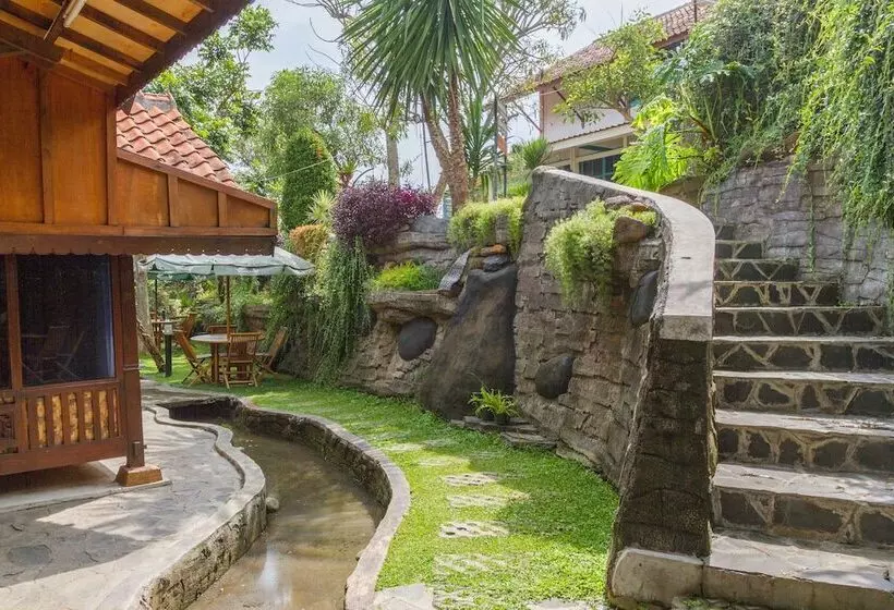 Majatalo Reddoorz Near Kampung Gajah 2