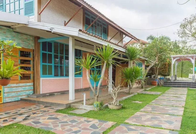 Majatalo Reddoorz Near Kampung Gajah 2