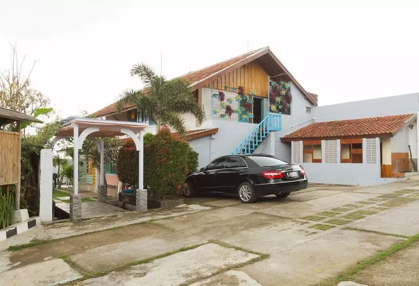 Majatalo Reddoorz Near Kampung Gajah 2