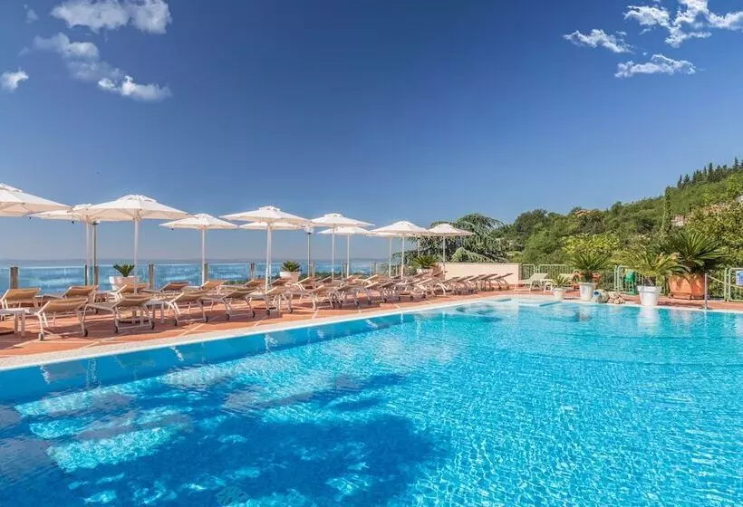 Отель Madrigale Panoramic Lifestyle & Soulful