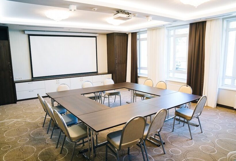 Ramada Hotel & Suites By Wyndham Novosibirsk Zhukovka