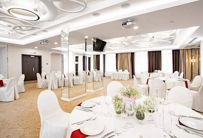 Ramada Hotel & Suites By Wyndham Novosibirsk Zhukovka