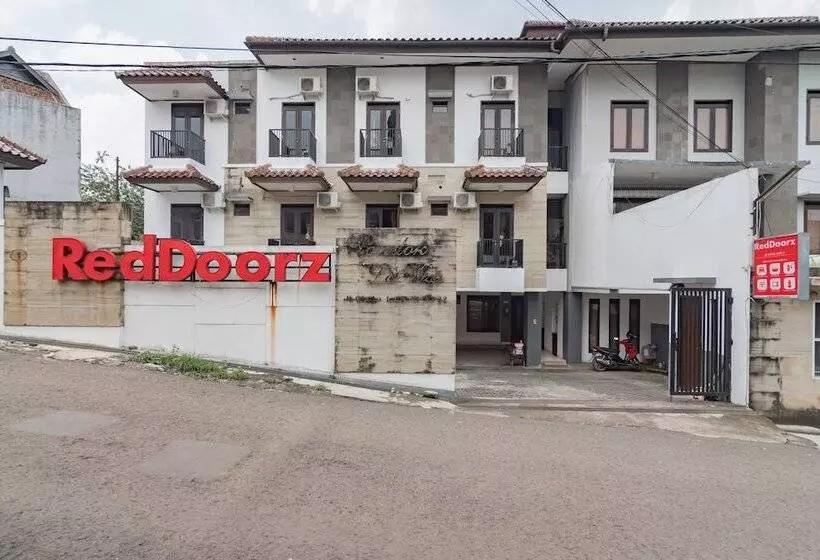 ホテル Reddoorz At Dago Asri 3