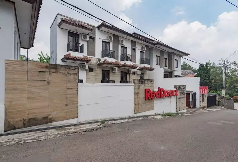 ホテル Reddoorz At Dago Asri 3