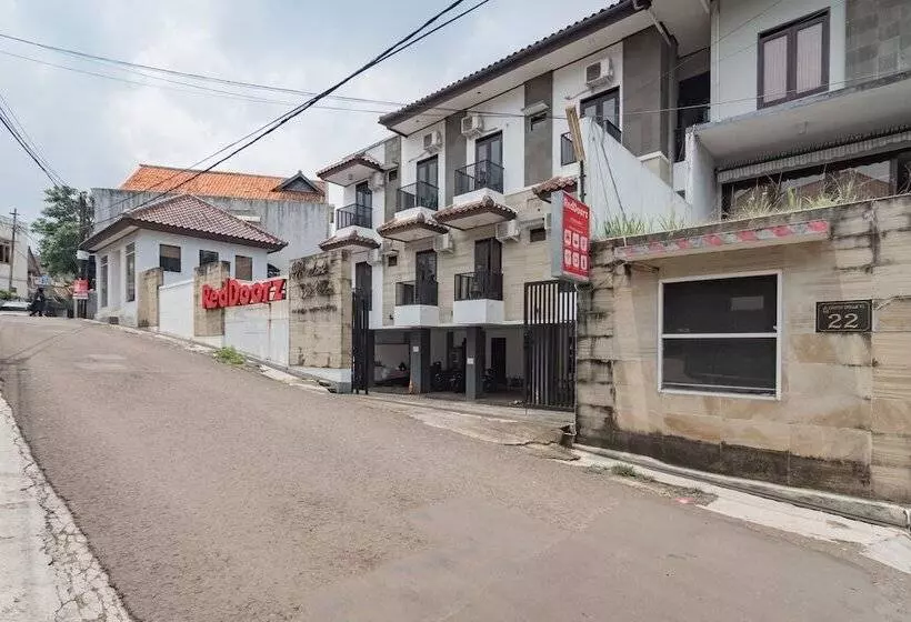 ホテル Reddoorz At Dago Asri 3