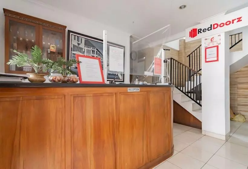 ホテル Reddoorz At Dago Asri 3