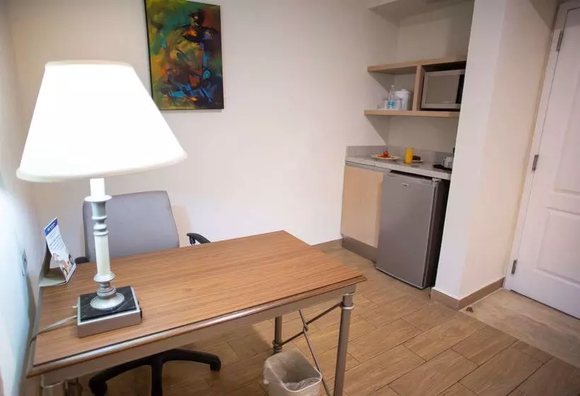 בית מלון כפרי Best Western Plus Monterrey Colon