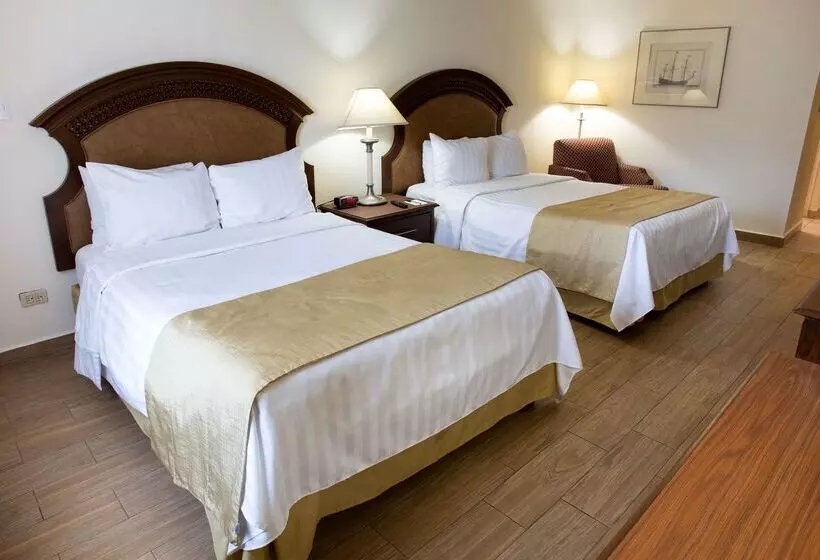 בית מלון כפרי Best Western Plus Monterrey Colon