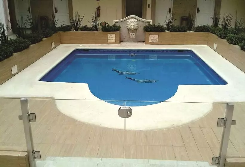 בית מלון כפרי Best Western Plus Monterrey Colon