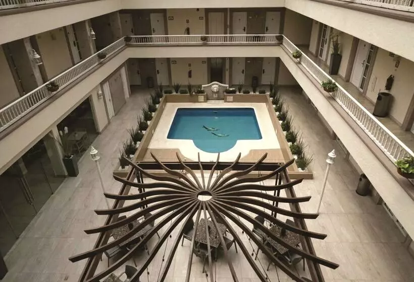 בית מלון כפרי Best Western Plus Monterrey Colon