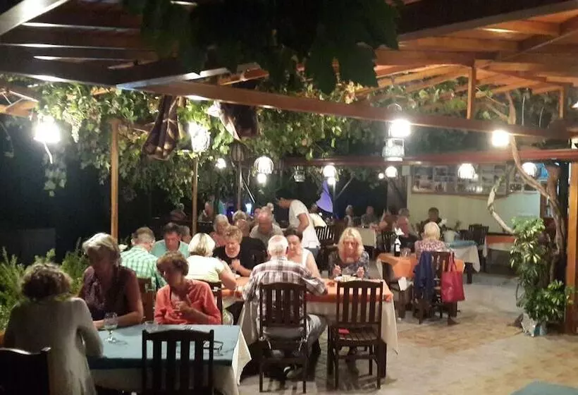ホテル St. Nicholas Pension