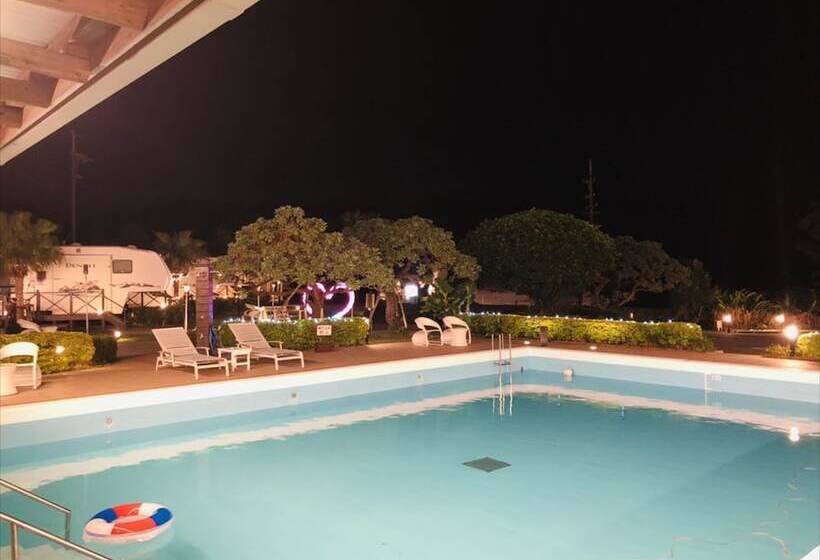 هتل Woodpecker Nakijin