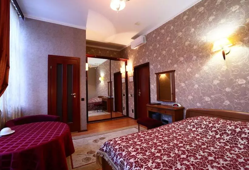 ホテル Postoyalec