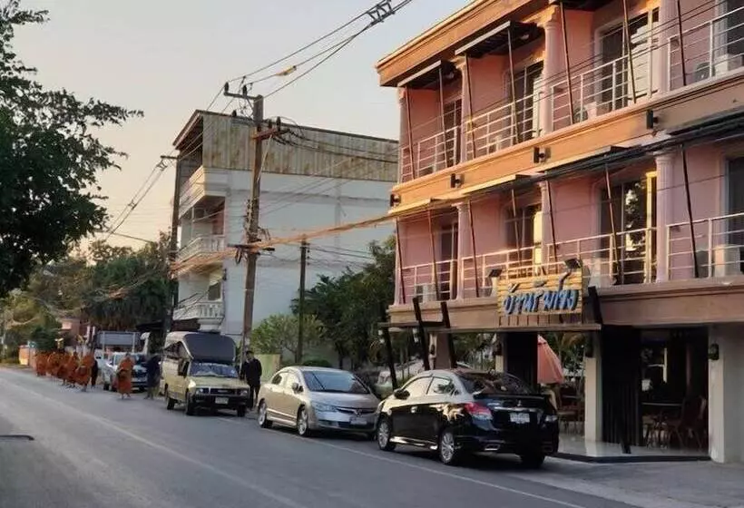 هتل Baan Rim Khong