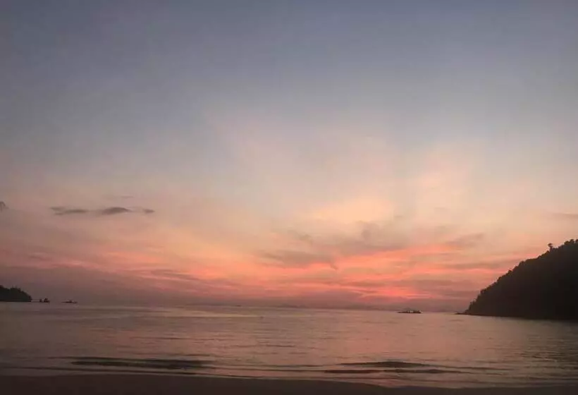 هتل Sunny Cove Beach Resort Koh Phayam