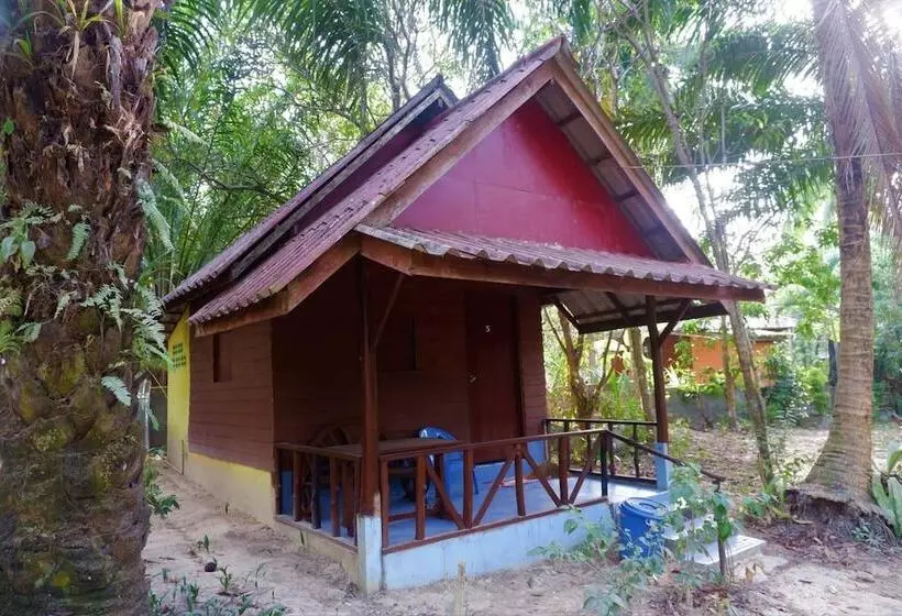 هتل Sunny Cove Beach Resort Koh Phayam