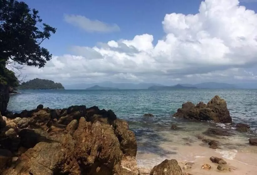 هتل Sunny Cove Beach Resort Koh Phayam
