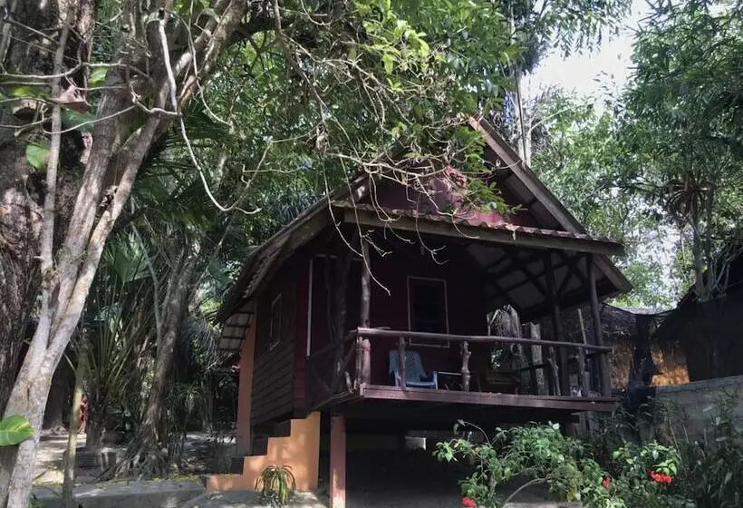 هتل Sunny Cove Beach Resort Koh Phayam