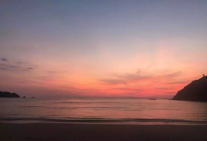 هتل Sunny Cove Beach Resort Koh Phayam
