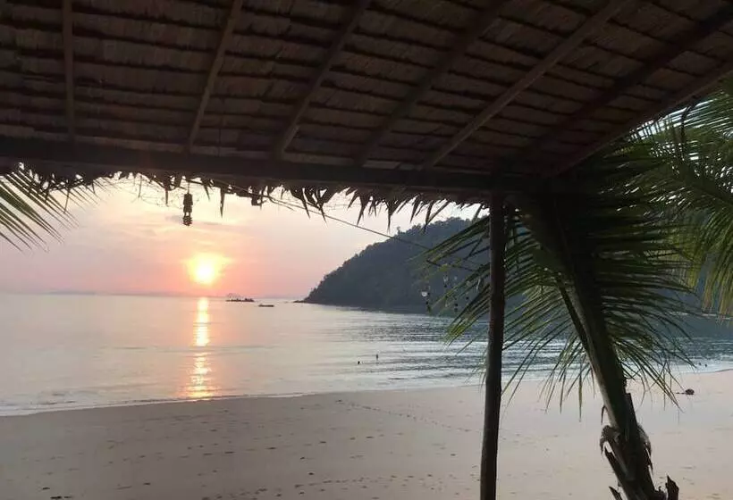 هتل Sunny Cove Beach Resort Koh Phayam