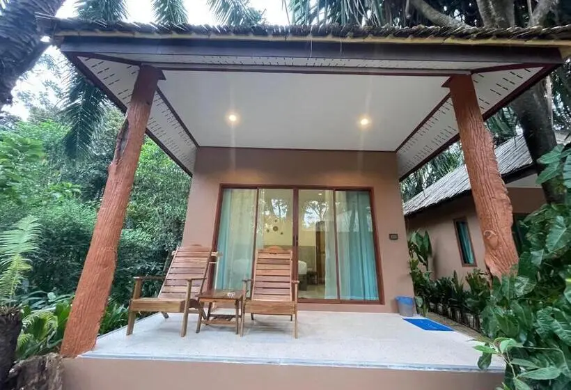 هتل Sunny Cove Beach Resort Koh Phayam