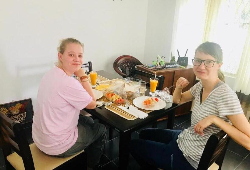 ホテル White Villa Airport Transit