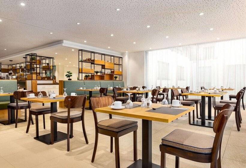 Отель Wyndham Garden Munich Messe