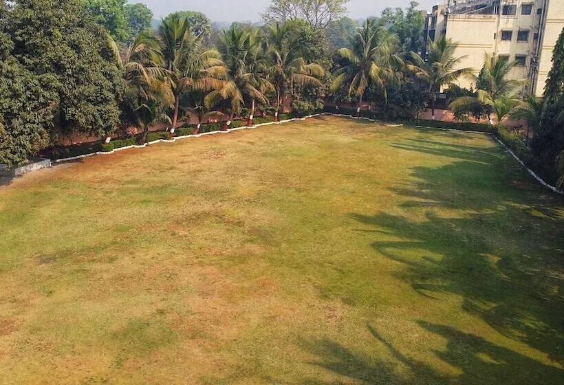 پانسیون Pushp Vatika Resort & Lawns