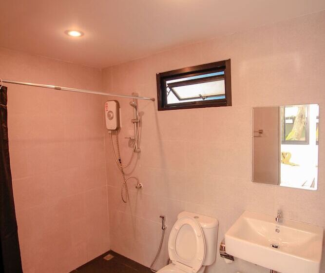 Bandon Beach Bar & Hostel   Adults Only