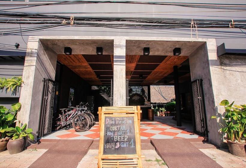 Bandon Beach Bar & Hostel   Adults Only