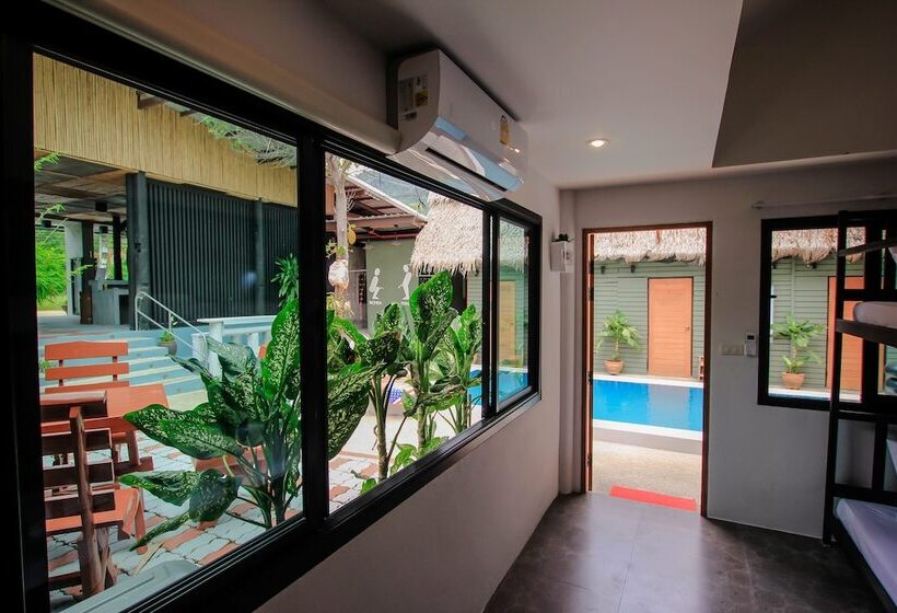 Bandon Beach Bar & Hostel   Adults Only