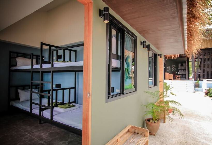 Bandon Beach Bar & Hostel   Adults Only