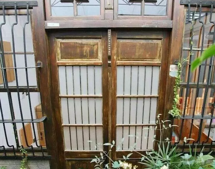 تختخواب و صبحانه Antsu