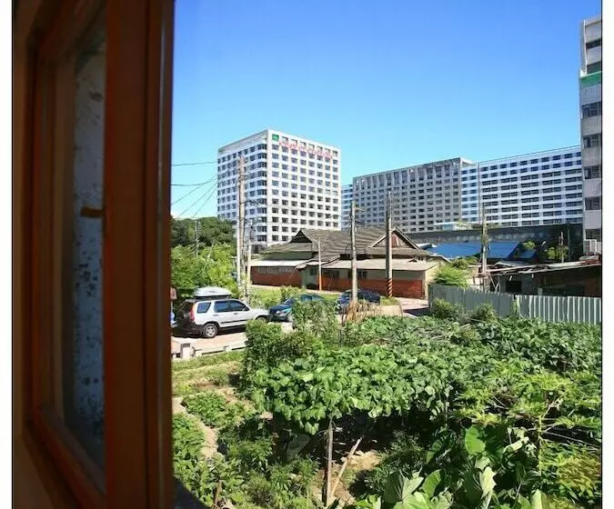 تختخواب و صبحانه Antsu