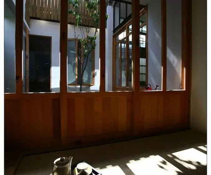 تختخواب و صبحانه Antsu