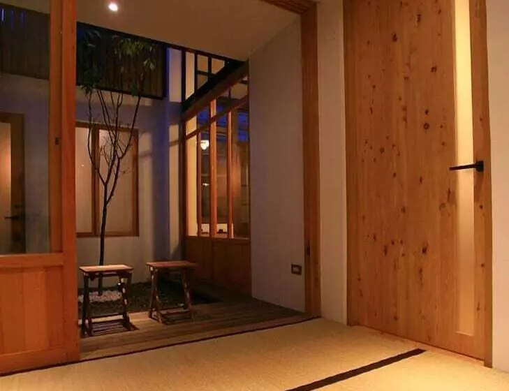 تختخواب و صبحانه Antsu