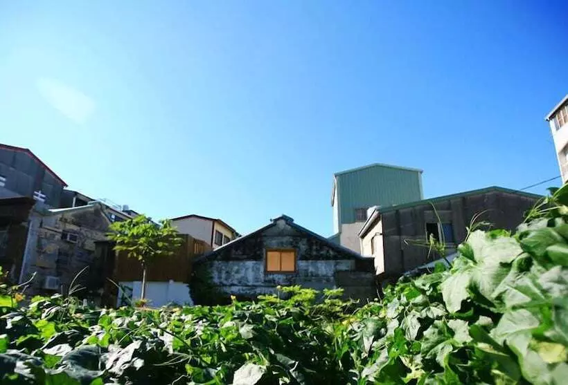 تختخواب و صبحانه Antsu