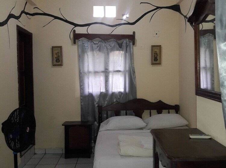 هتل Don Moises Hostel