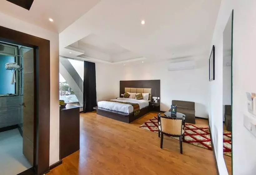 Hotelli Golden Leaf Kashmir