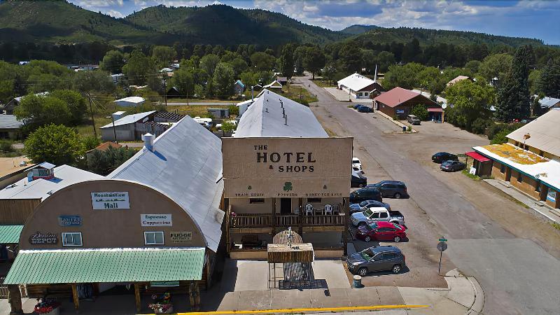 منتجع The Chama  & Shops