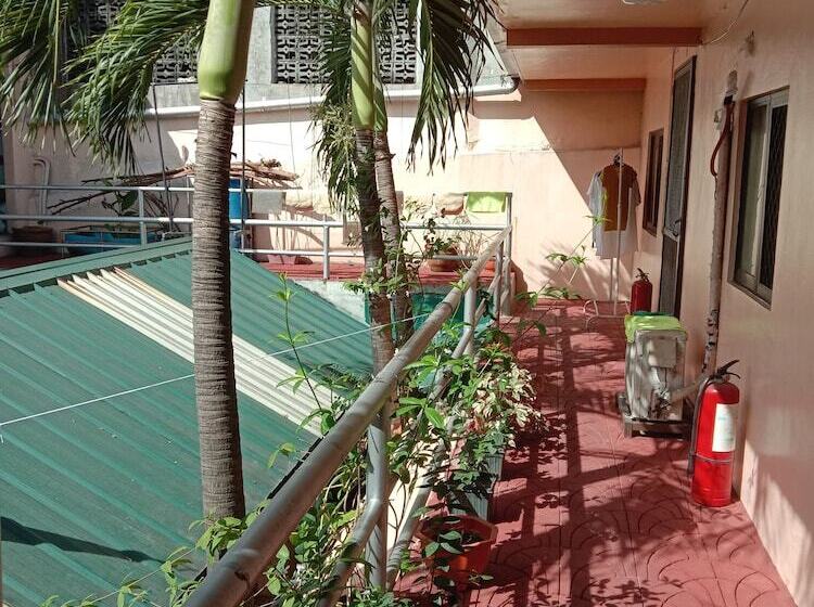 בית מלון כפרי 1st Street Park Apartelle