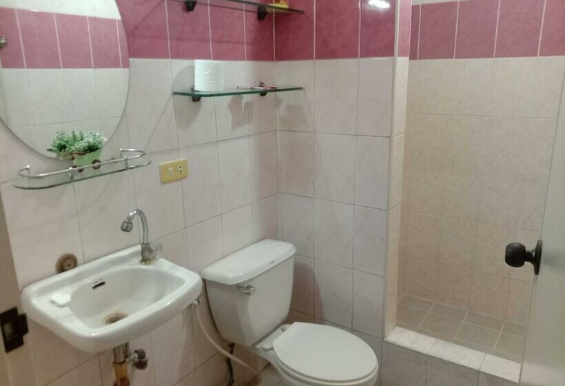 בית מלון כפרי 1st Street Park Apartelle