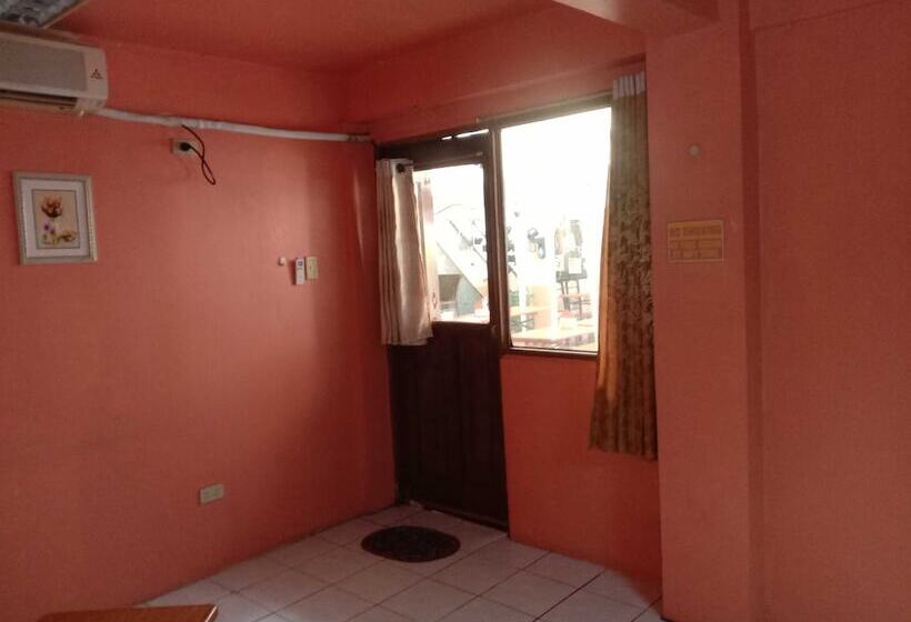 בית מלון כפרי 1st Street Park Apartelle