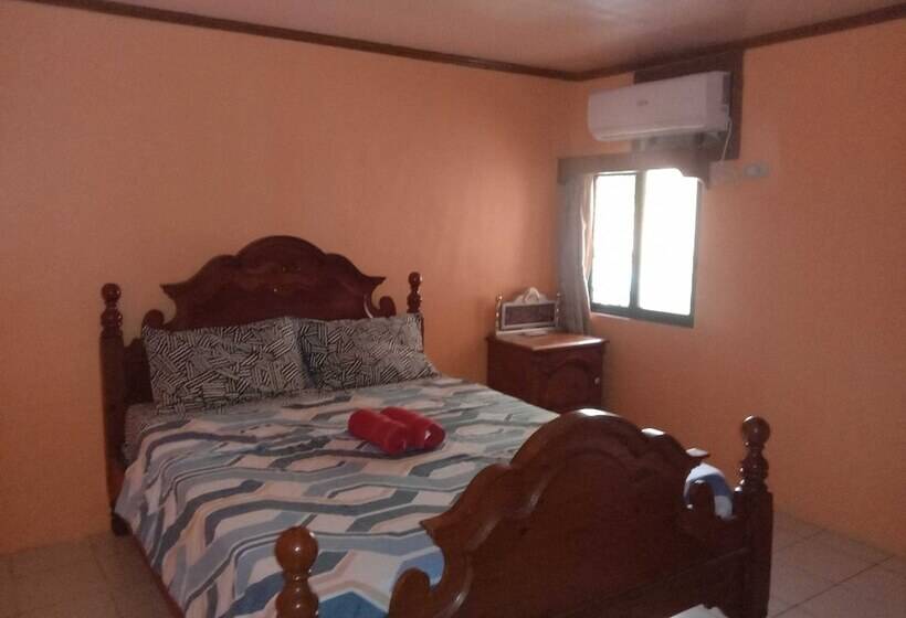 בית מלון כפרי 1st Street Park Apartelle