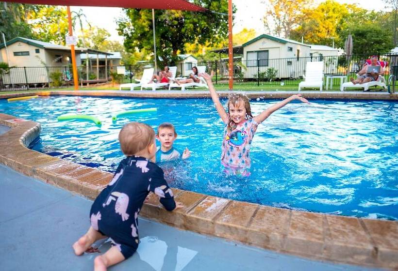 בית מלון כפרי Kimberleyland Waterfront Holiday Park