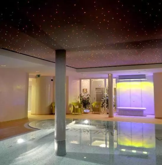 Hotelli Willa Alexander Resort & Spa   Caloroczny Kryty Basen