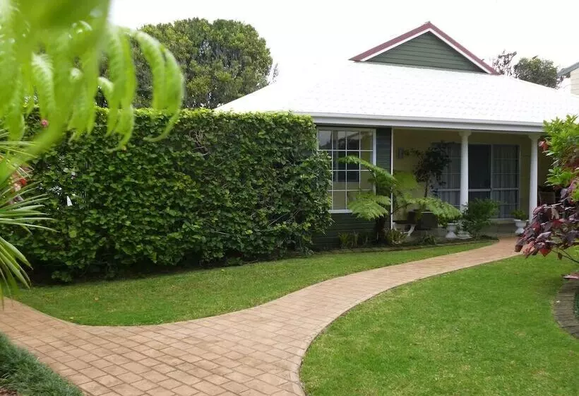 هتل Shiralee Executive Cottages