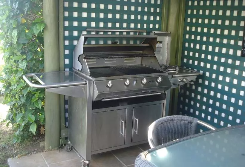 هتل Shiralee Executive Cottages