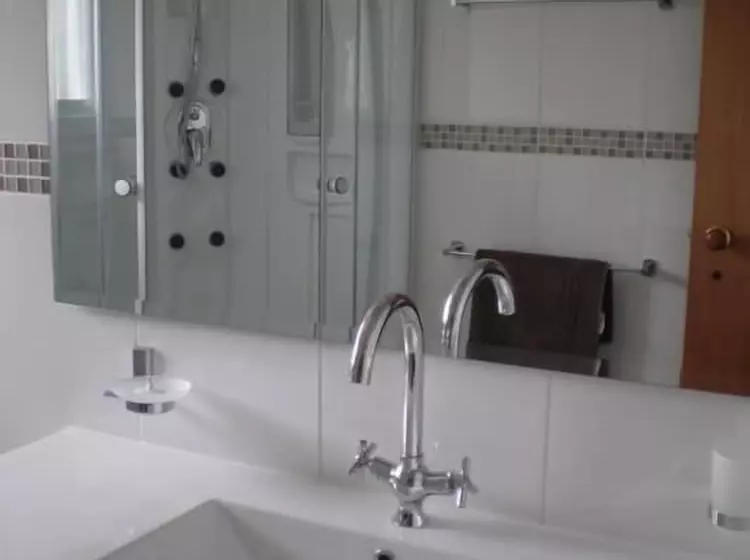 هتل Shiralee Executive Cottages