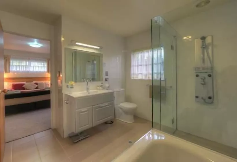 هتل Shiralee Executive Cottages